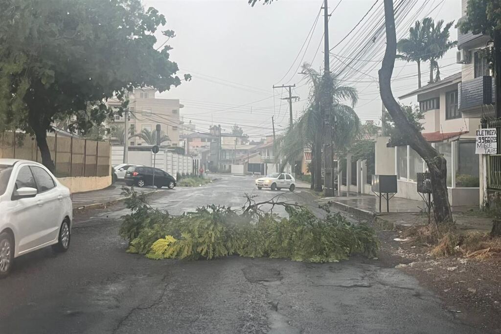 Chuva com queda de granizo atinge Santa Maria e provoca transtorno no trânsito
