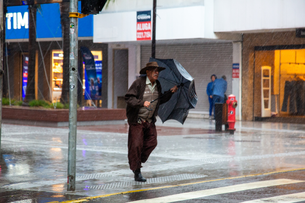Chuva intensa e vento provocam 13 ocorrências em Santa Maria; novo alerta de tempo severo é emitido