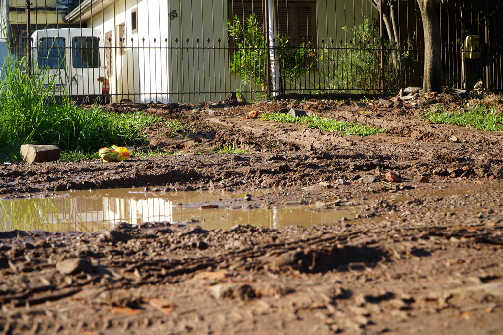 Moradores de rua no Bairro Juscelino Kubitschek pedem solução para esgoto e alagamentos
