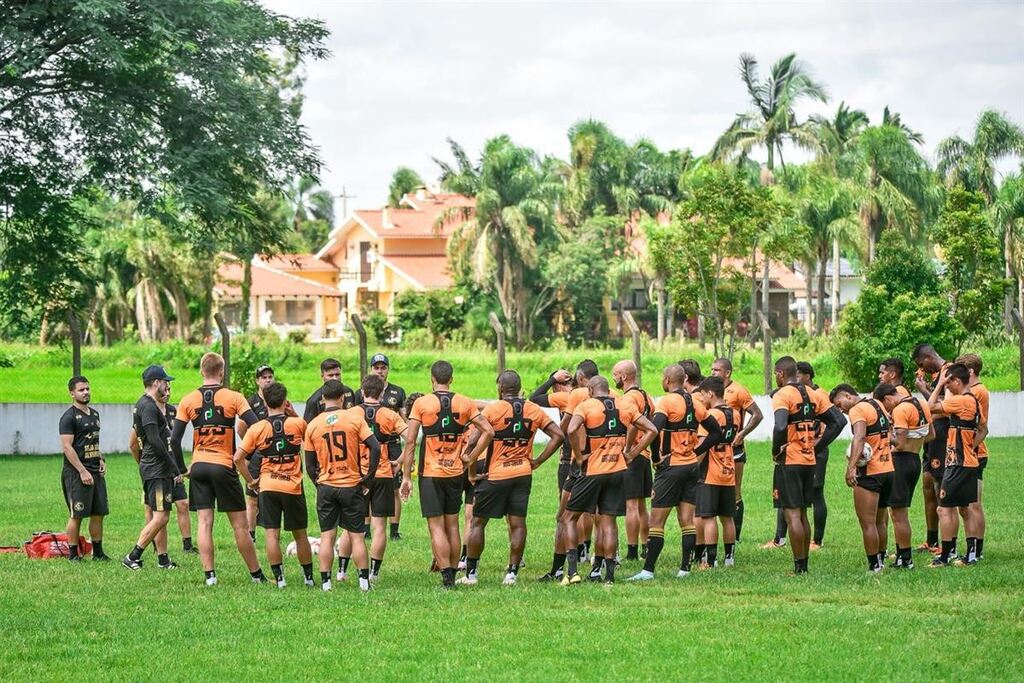 Treino parcialmente fechado definirá a escalação do Inter-SM para a estreia do Gauchão 2026