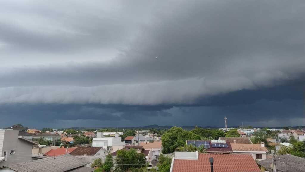 Fortes chuvas provocam destelhamento de casa e queda de galhos em Santa Maria nesta sexta