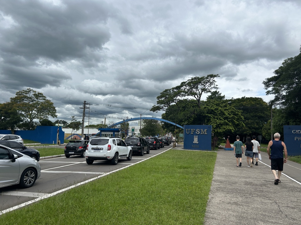 Trânsito é lento no entorno da UFSM devido ao Vestibular e PSS 2026