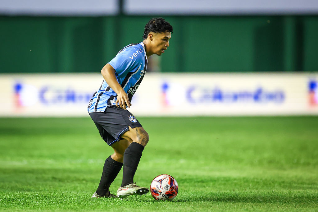 Santa-mariense marca gol e dá assistência em goleada do Grêmio na estreia do Gauchão