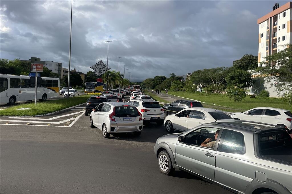Domingo começa com trânsito lento no entorno do campus da UFSM