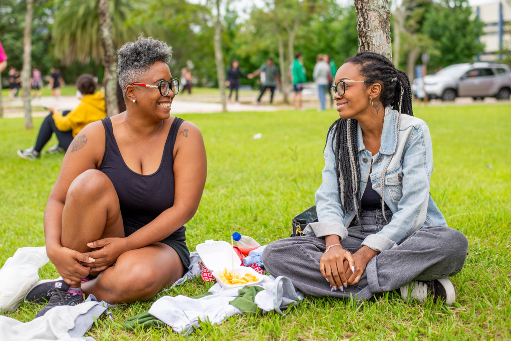 Fotos: Vinicius Becker (Diário) - Emanoela e a mãe Dóris aproveitavam o intervalo para descanso