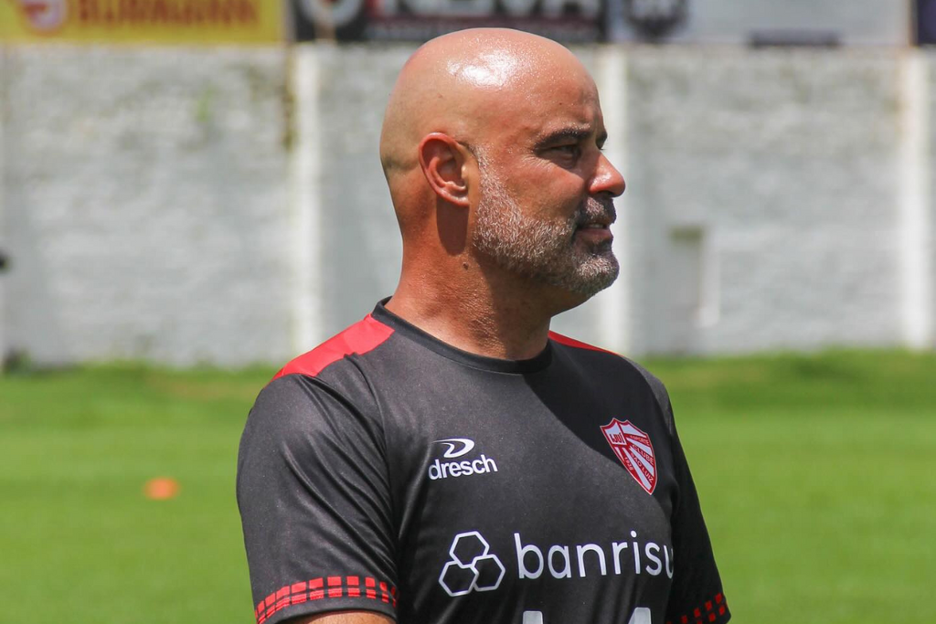 Prestes a enfrentar o Inter-SM, São Luiz confirma saída do técnico Cristian de Souza