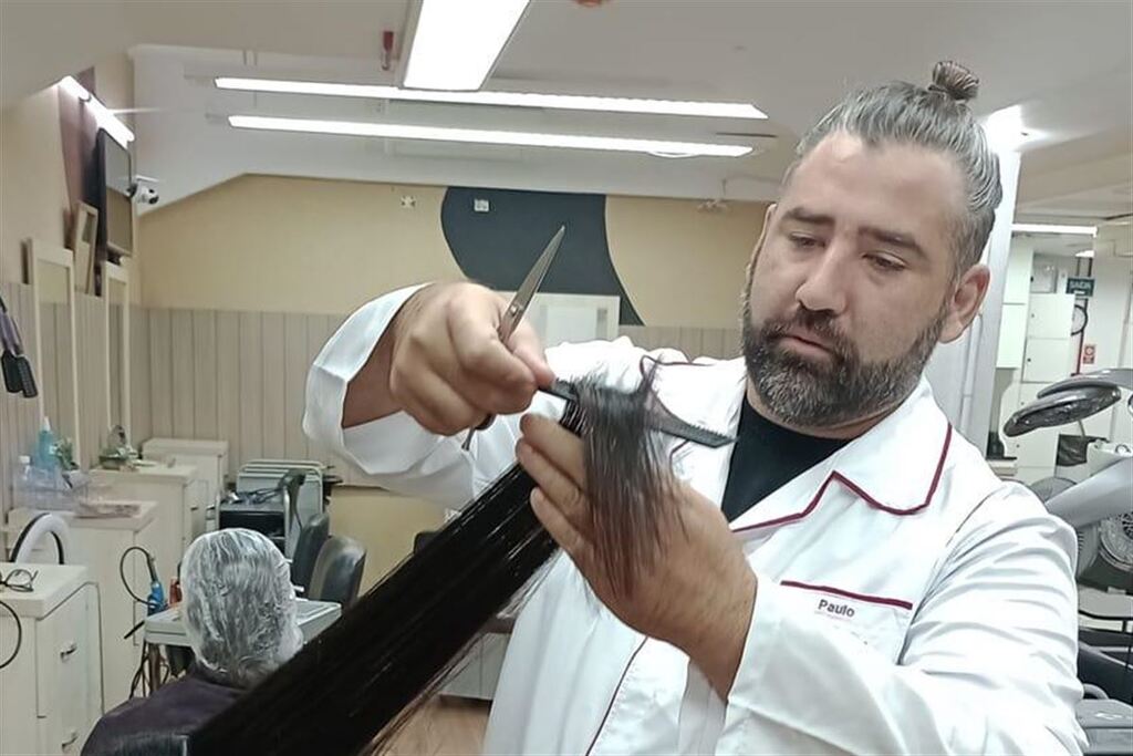 Foto: Redes Sociais (Reprodução) - Paulo José Chaves dos Santos, 35 anos, trabalhava como cabeleireiro em um salão de beleza no centro da cidade