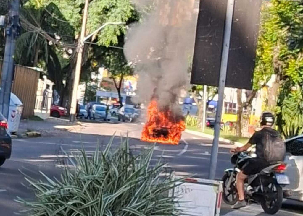 Veículo pega fogo na região central de Santa Maria nesta terça-feira