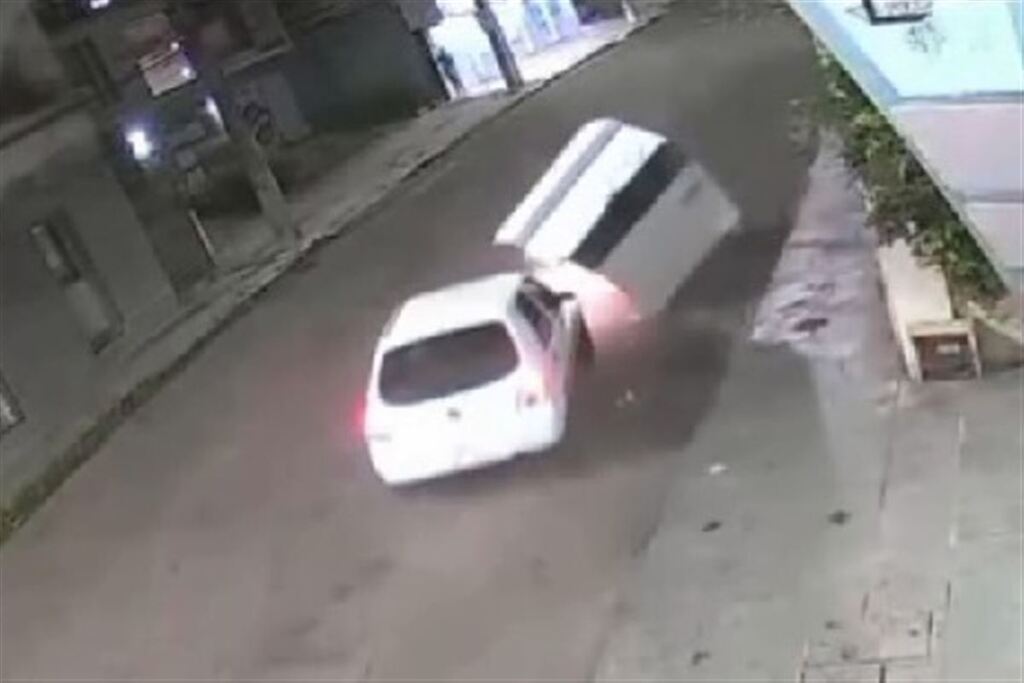 título imagem Câmeras flagram colisão contra carro estacionado e contêiner de lixo no centro de Santa Maria