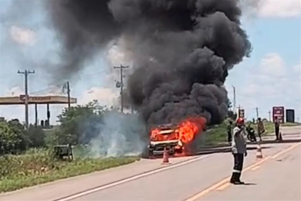 Carro é destruído por incêndio na BR-392, em São Sepé