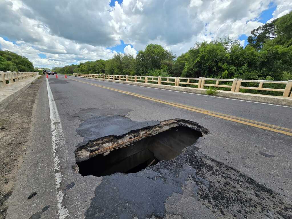 “São pontes antigas, que sofrem a ação do tempo”, diz PRF sobre cratera em ponte de São Gabriel