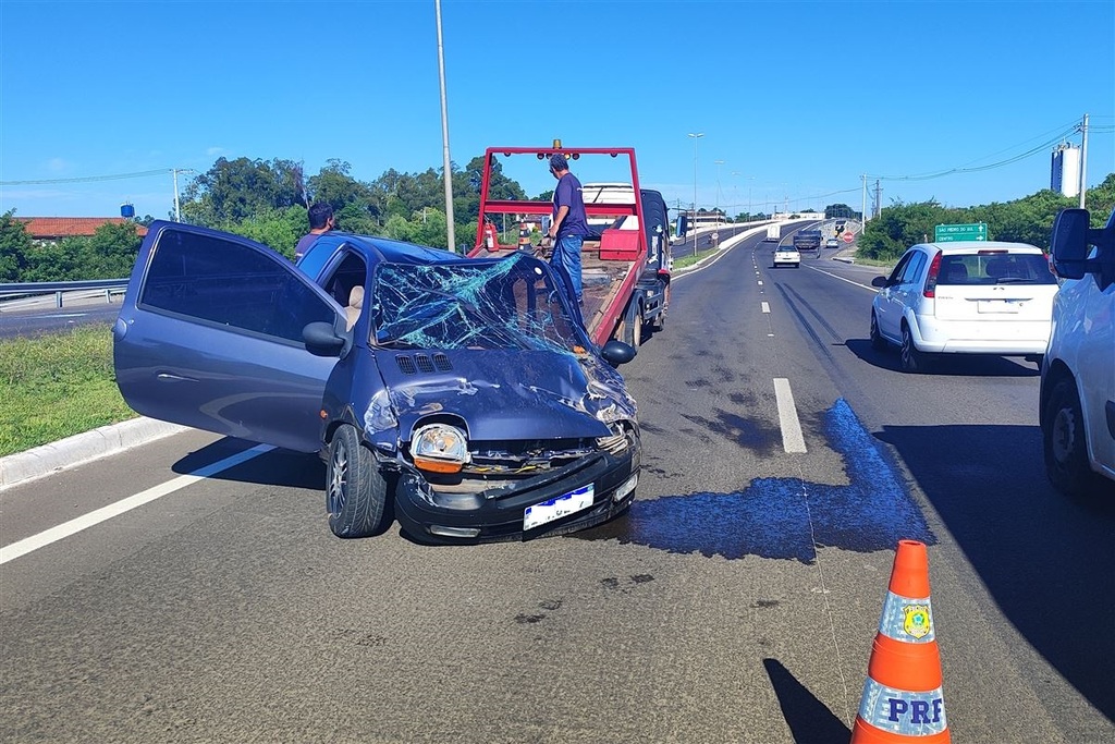Grave colisão entre carro e caminhão deixa homem ferido na BR-158, em Santa Maria
