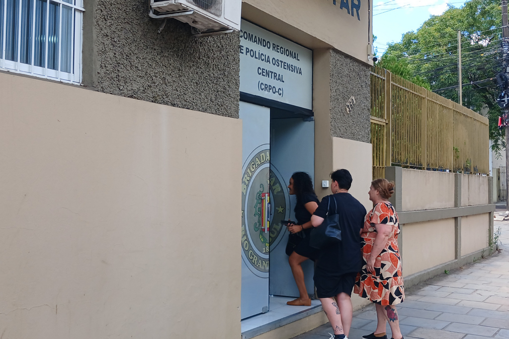 Mãe e irmão de cabeleireiro morto em abordagem da Brigada depõem em Santa Maria