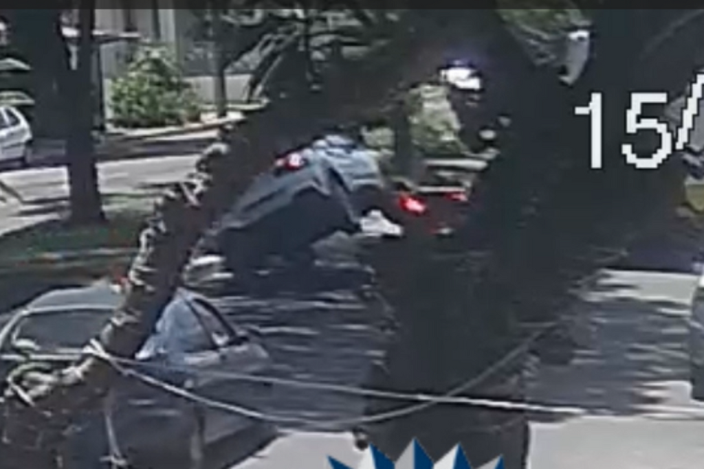 Colisão lateral entre veículos na Avenida Medianeira chama atenção nas redes