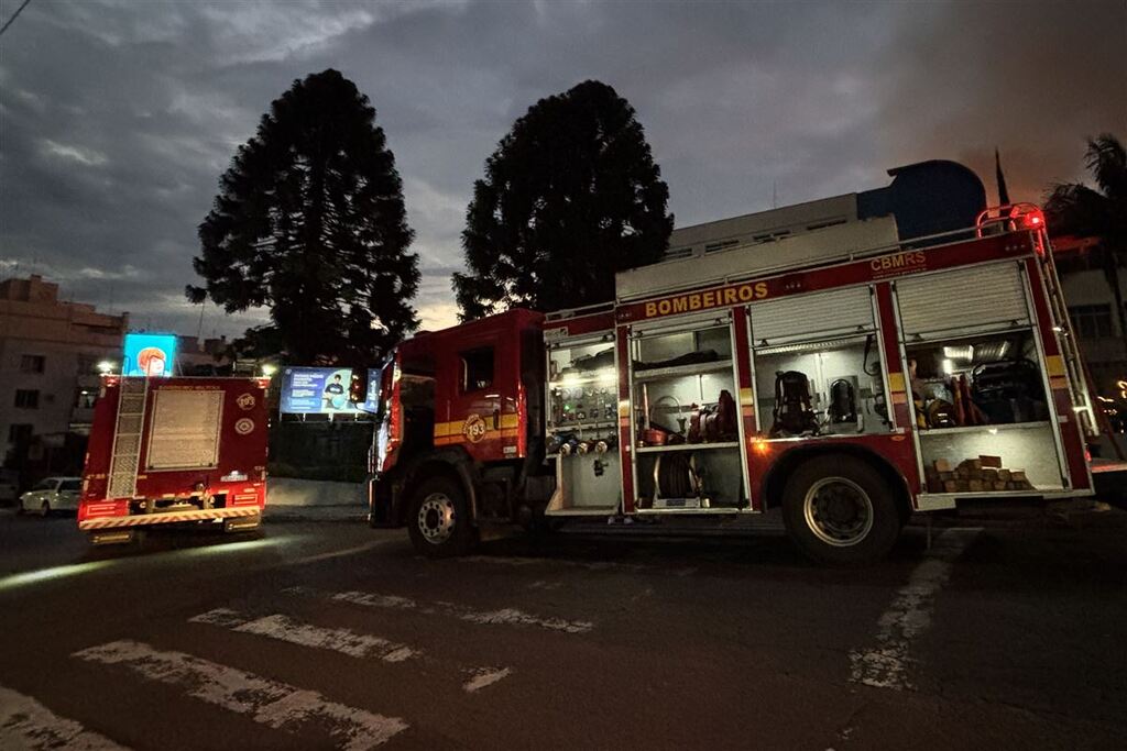 Foto: Rian Lacerda (Diário) - Bombeiros em atuação durante o combate ao incêndio no colégio Marista registrado em dezembro de 2025. Trabalho da corporação foi realizado por 70 bombeiros, com auxilio de corporações da região central.