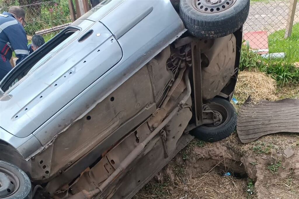 Motorista perde o controle, capota veículo e quatro pessoas ficam feridas na ERS-516