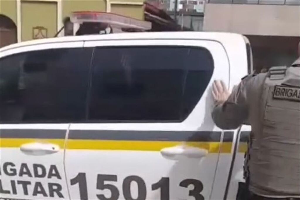 Homem esfaqueia ex-mulher, foge com filha e é preso após cerco policial na região