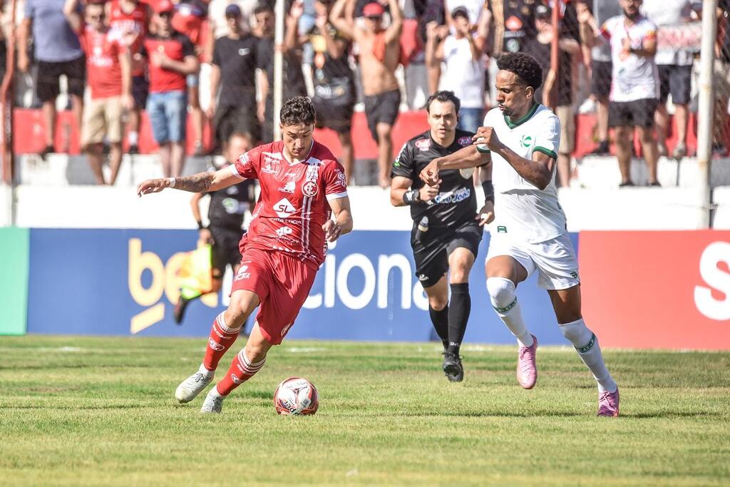 “A falta de comprometimento ou de entender o peso do jogo nos levou a sofrer o gol”, diz técnico do Inter-SM após derrota com dois a mais em campo