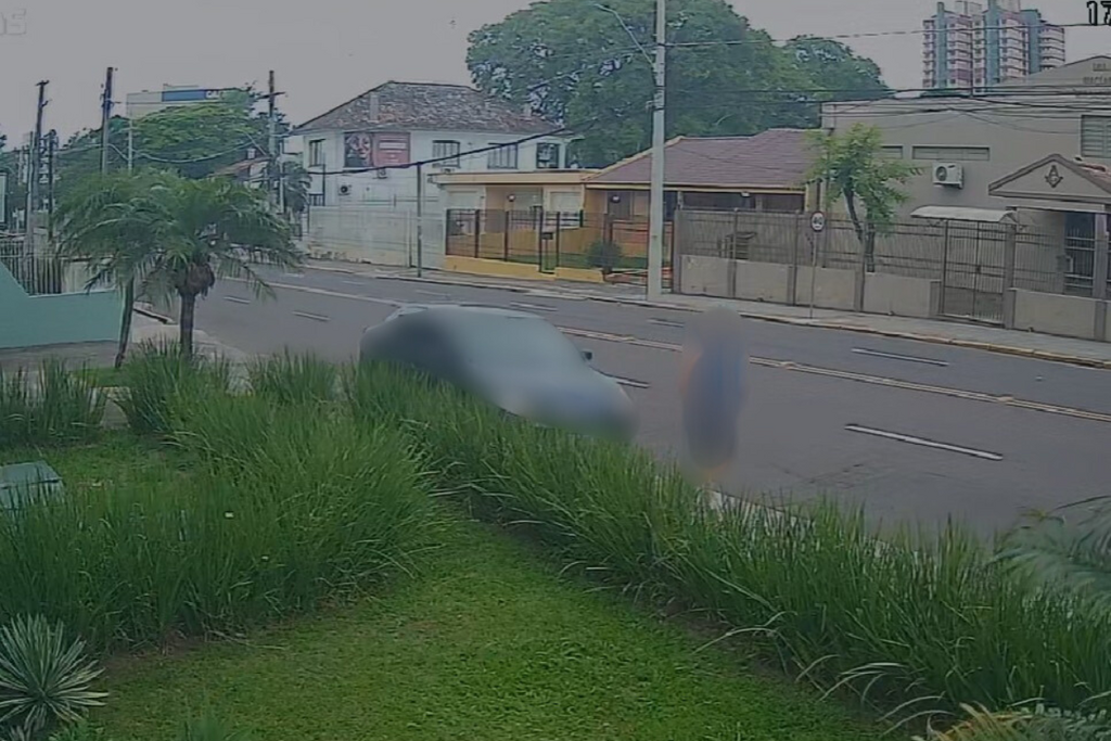 VÍDEO: Pedestre fica gravemente ferido após ser atropelado em Santa Maria