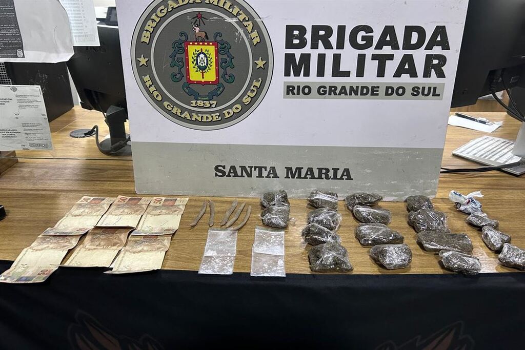 Jovem é preso e adolescente apreendido por tráfico de drogas no Bairro Santa Marta