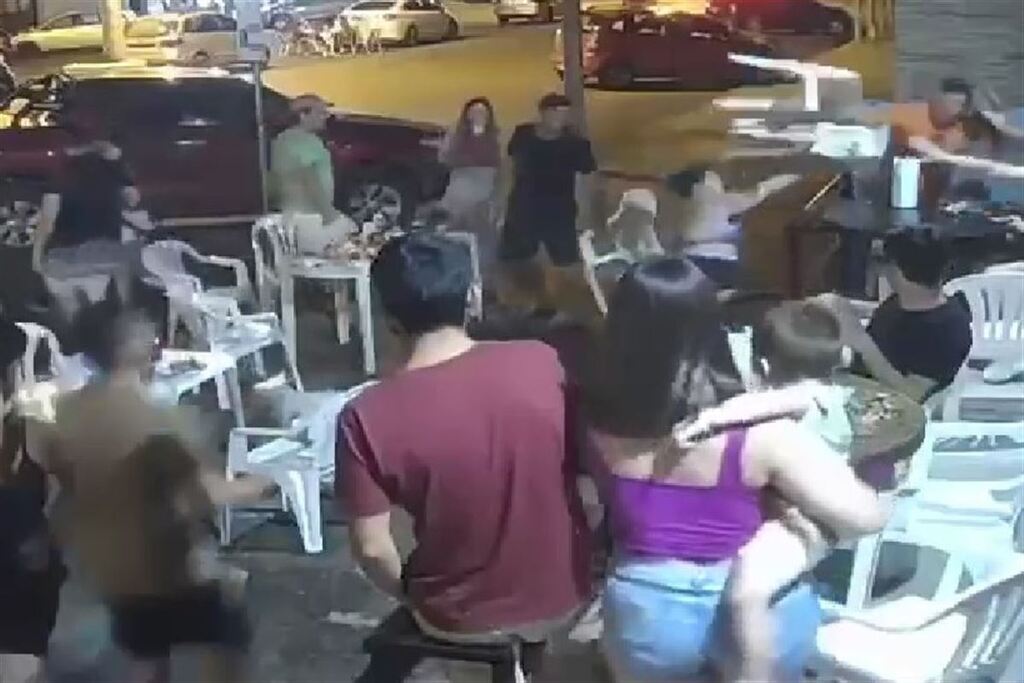 Foto: Reprodução - Tumulto ocorreu na noite de domingo, no centro da cidade. Briga foi registrada por câmeras de segurança
