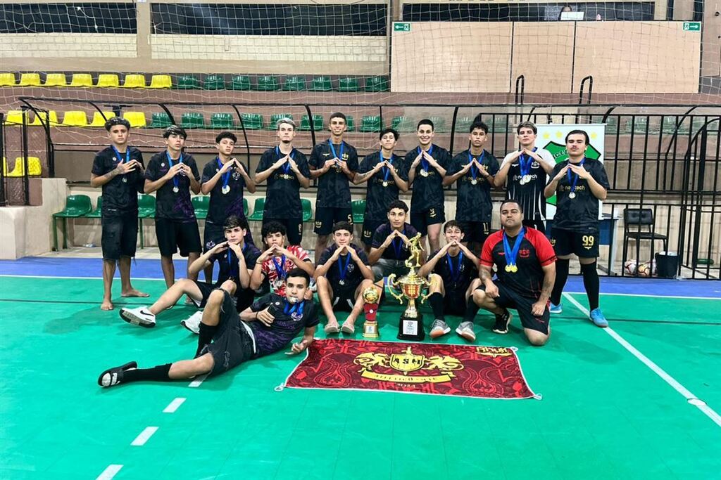 Foto: Arquivo pessoal - Meninos do Atlético Santamariense venceram a 1ª Copa Figueira de Futsal, nas faixas etárias sub-15 e sub-18. Torneio de categorias de base reuniu mais de 40 equipes