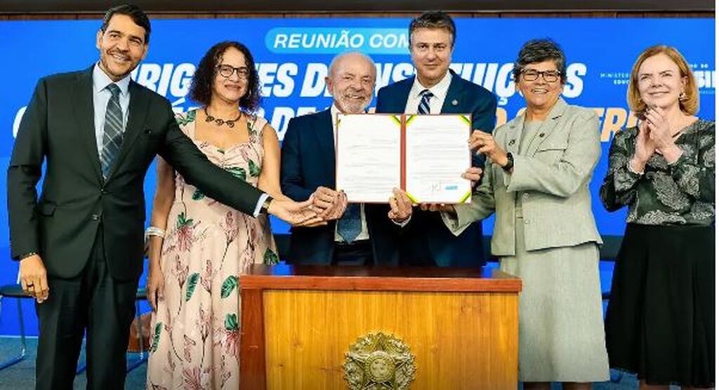 Foto: Ricardo Stuckert (Presidência da República) - Assinatura do decreto ocorreu na segunda-feira pelo presidente Lula e pelo ministro da Educação,Camilo Santana