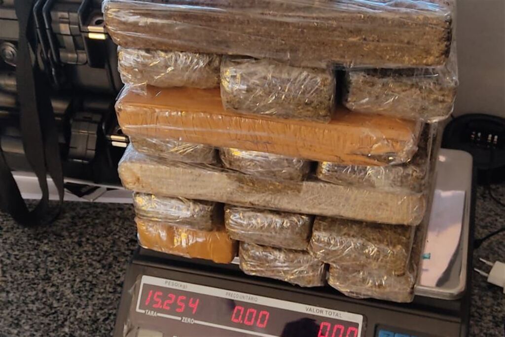 PRF prende duas mulheres e apreende mais de 15 quilos de maconha na BR-158, em Cruz Alta