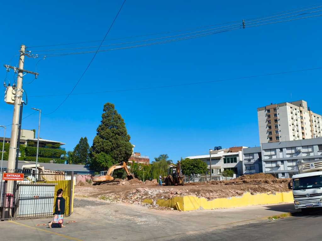 Foto Deni Zolin - Terreno na Avenida Borges de Medeiros fica do lado do atual Supermercado Copetti e vai receber farmácia e três lojas.