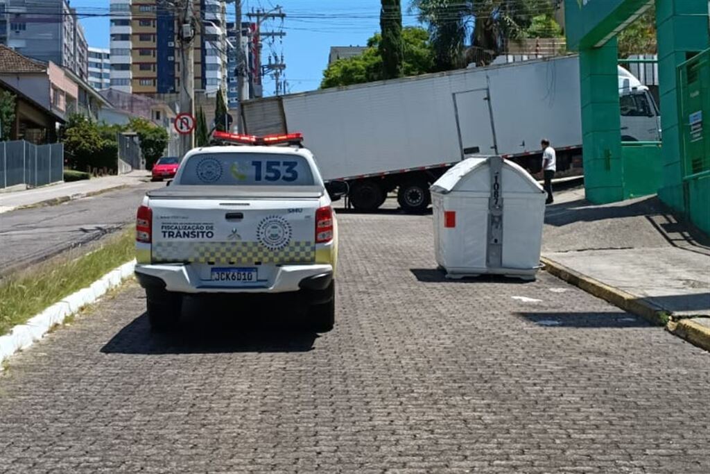 Caminhão fica preso após tentar conversão e causa bloqueio parcial do trânsito na Avenida Fernando Ferrari em Santa Maria