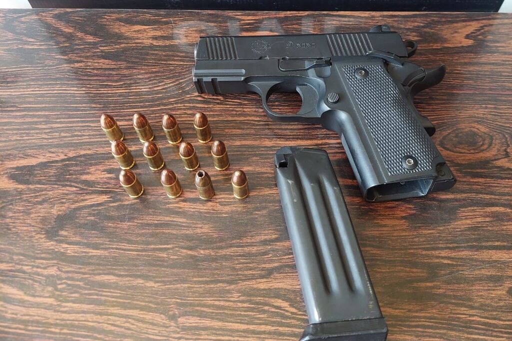 Mandado de busca resulta na apreensão de arma e munições em Santa Maria