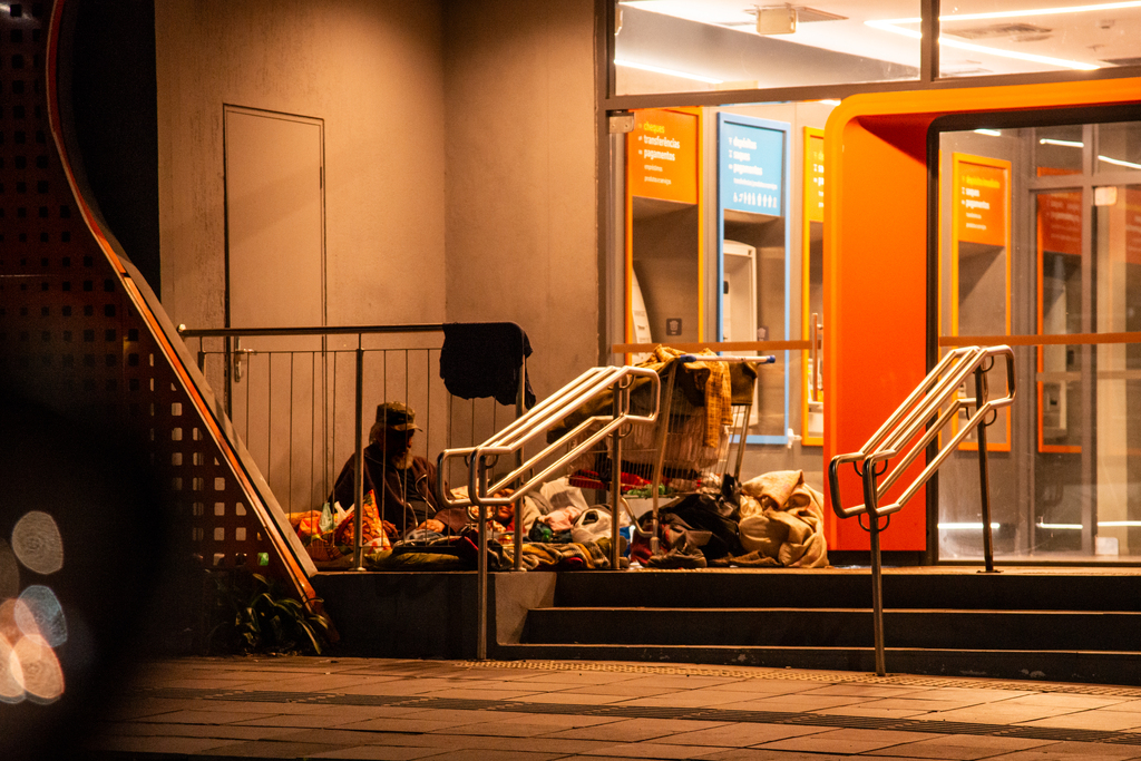 Foto: Vinicius Becker (Diário) - Colchões, cobertores e barracas improvisadas já fazem parte da paisagem, especialmente na região central. Com estrutura reforçada, programa estadual  pretende reduzir essa realidade