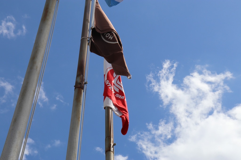 Após 14 anos, bandeira do Inter-SM volta a ser hasteada na sede da Federação Gaúcha de Futebol