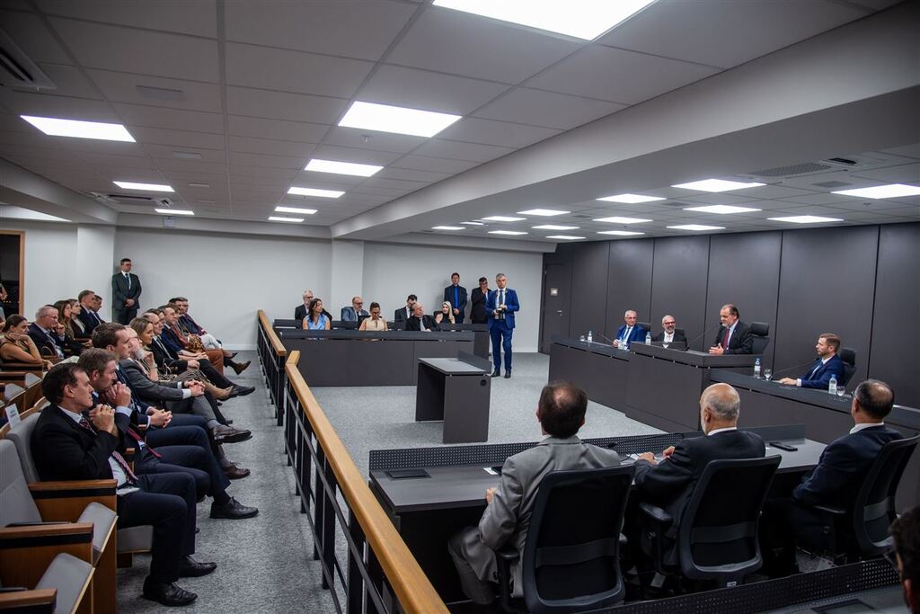 Galeria de imagens: Sala do Júri contou com a presença de dezenas de pessoas