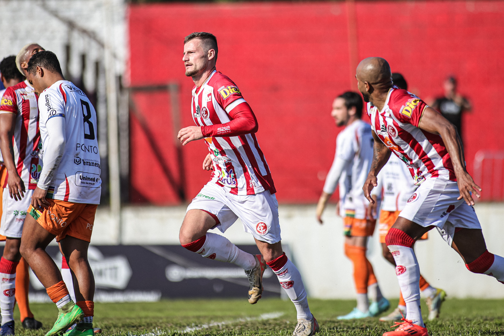Foto: Renata Medina/Inter-SM - Em 2025, Alan Bald (ao centro) fez o gol que rendeu o acesso para o Inter-SM