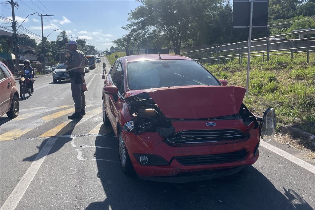 Colisão traseira causa lentidão no trânsito na Faixa Velha, em Camobi