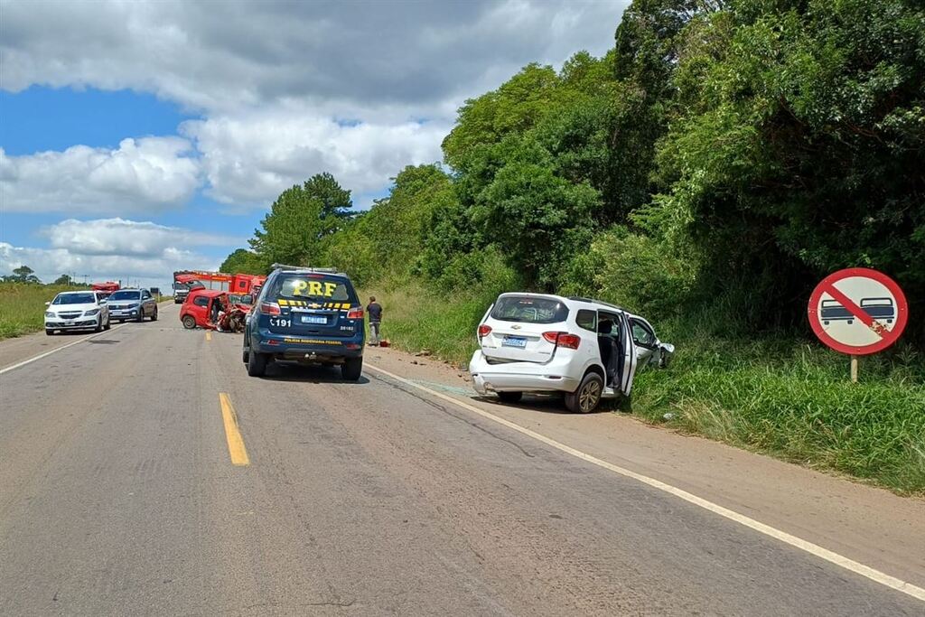 Acidente na BR-290 envolvendo veículo da prefeitura de São Pedro do Sul deixa um morto e cinco feridos, incluindo bebê recém-nascido