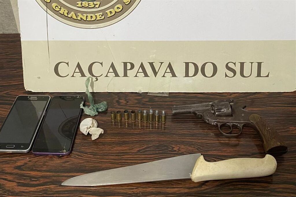 Dois homens são presos por porte ilegal de arma após disparos em via pública