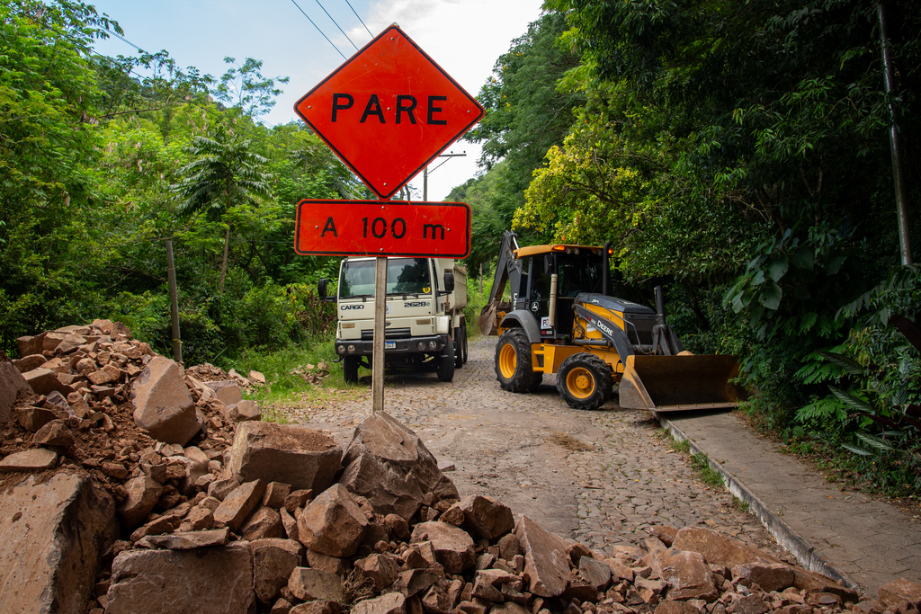 Reconstrução da Estrada do Perau tem início; sistema Pare e Siga pode ser adotado durante as obras