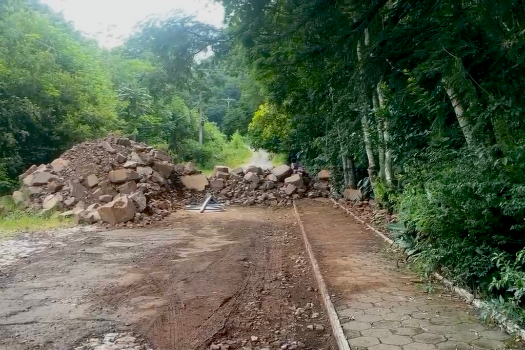 Após ordem de serviço, Estrada do Perau segue sem máquinas no trecho interditado e levanta questionamento de moradores; veja o diz a prefeitura