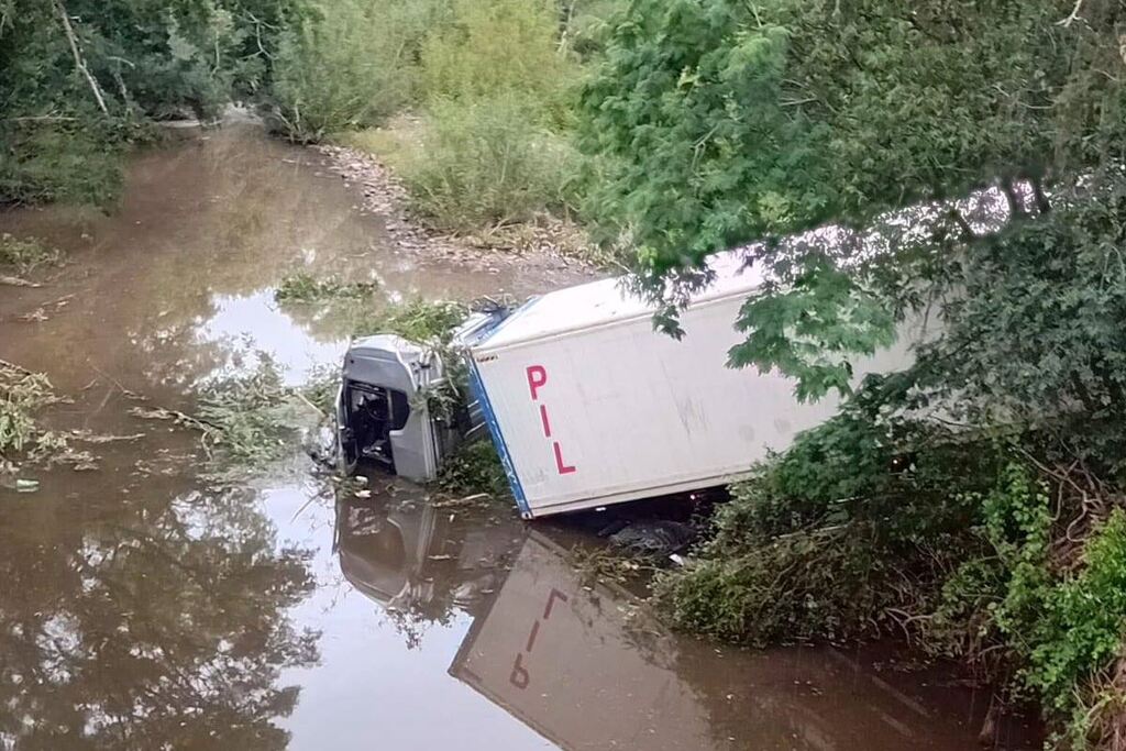 Carreta sai da pista e cai em arroio na BR-290, em Vila Nova do Sul
