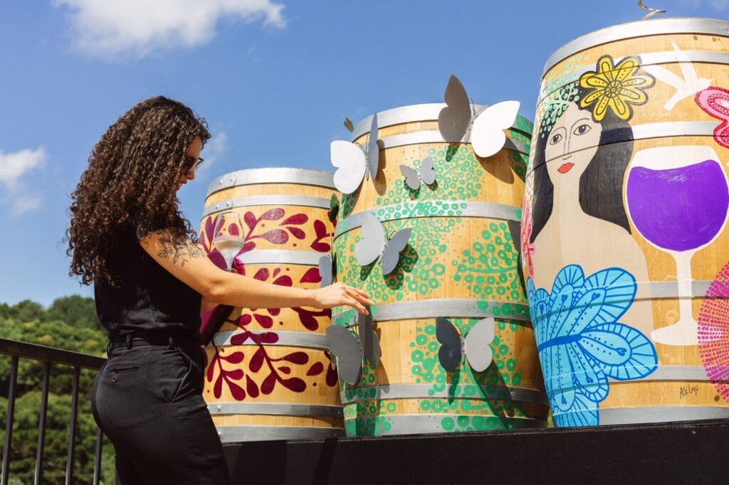 Foto: Divulgação (governo do RS) - A iniciativa transforma barricas de vinho em obras de arte espalhadas por diferentes regiões do Rio Grande do Sul
