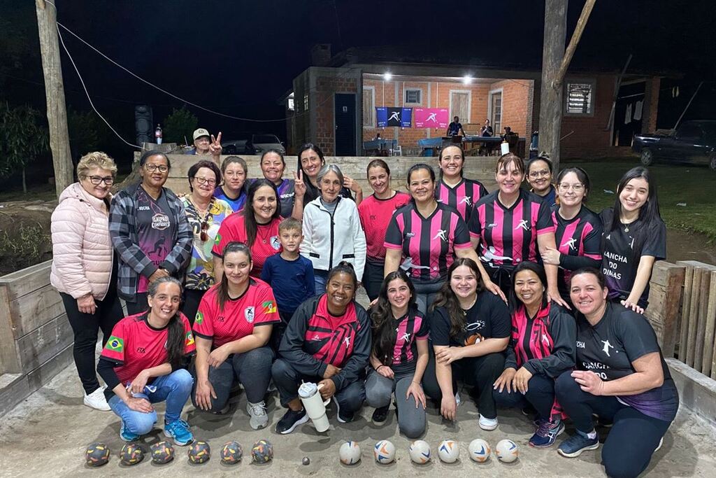 Foto: Arquivo Pessoal (Divulgação) - Dalva (primeira em pé na esquerda), e suas amigas na cancha do batata, local muito frequentado para partidas de bocha.