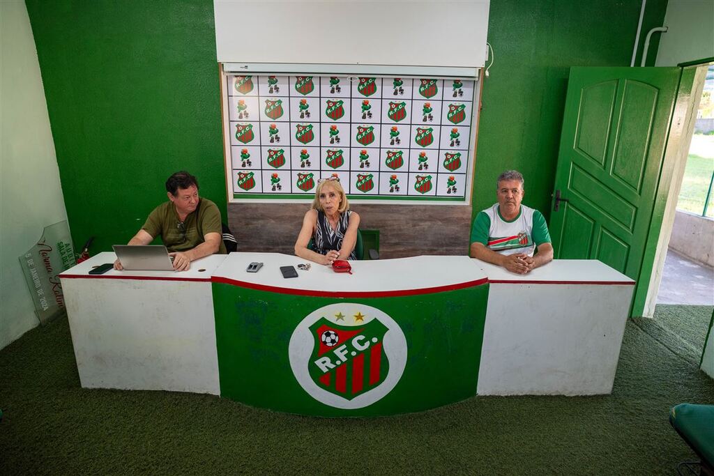 Foto: Vinicius Becker - Presidente do Conselho Deliberativo, João Provensi (à esq.), presidente Maria de Lourdes Pinto Trindade, e o vice-presidente Divanir Fortes, o Paulista, se pronunciaram nos Eucaliptos