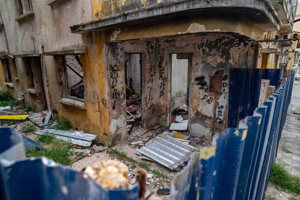 Foto: Vinicius Becker (Diário) - Algumas das cerca de 200 casas que constam no levantamento do Ciosp já estão em estado de ruínas, como essa na área central.