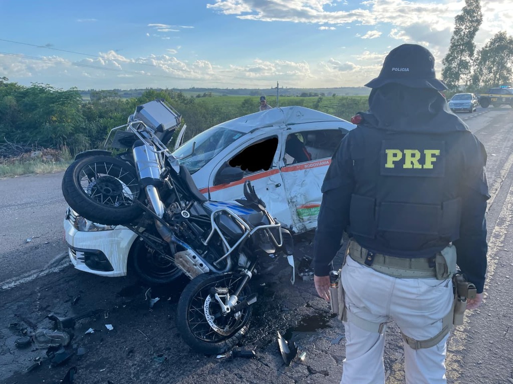 Colisão entre carro e motocicleta deixa três feridos graves na BR-158, em Santa Maria