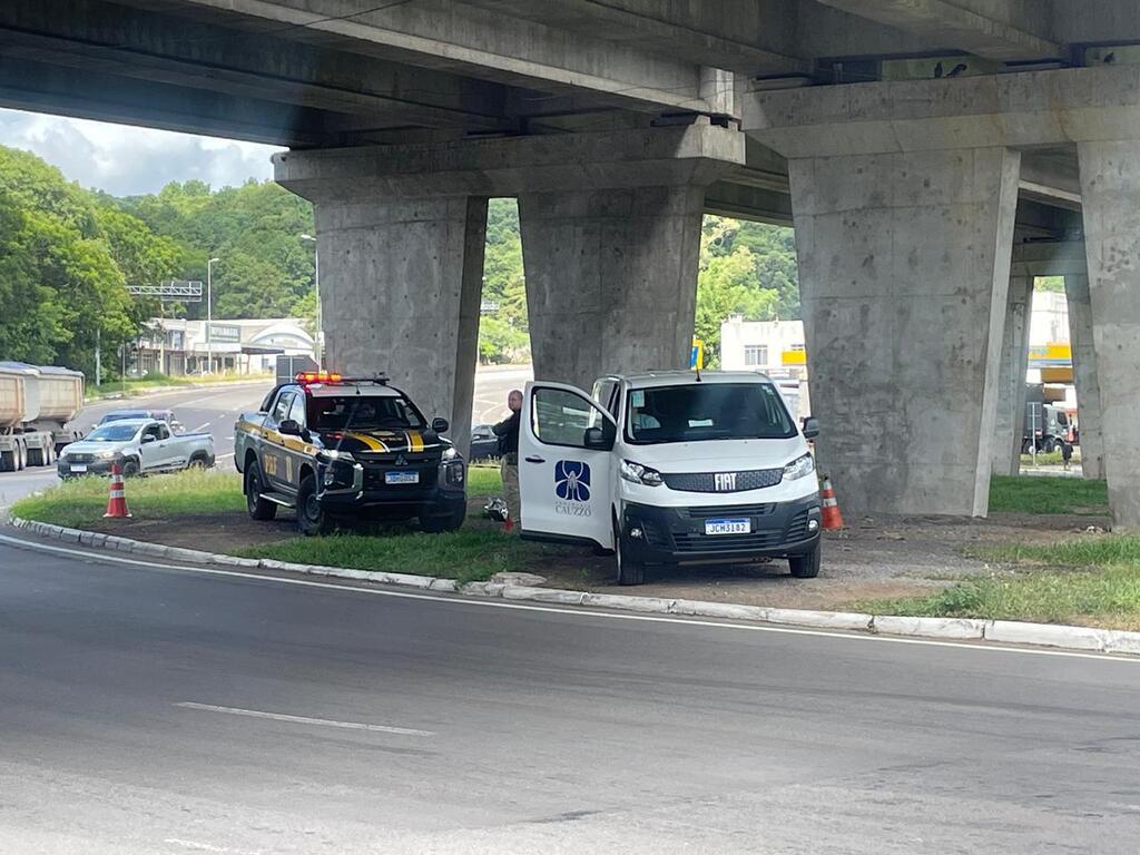 Motorista desce para fechar capô de carro na Faixa Velha de Camobi e morre após ser arremessado de viaduto