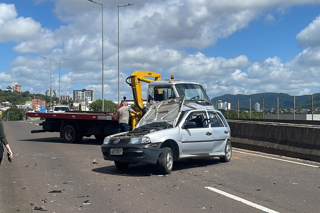 Maria Eduarda Silva (Diário) - João Volmar, 64 anos, morreu na manhã de sábado após ser arremessado de viaduto enquanto fechava o capô do carro