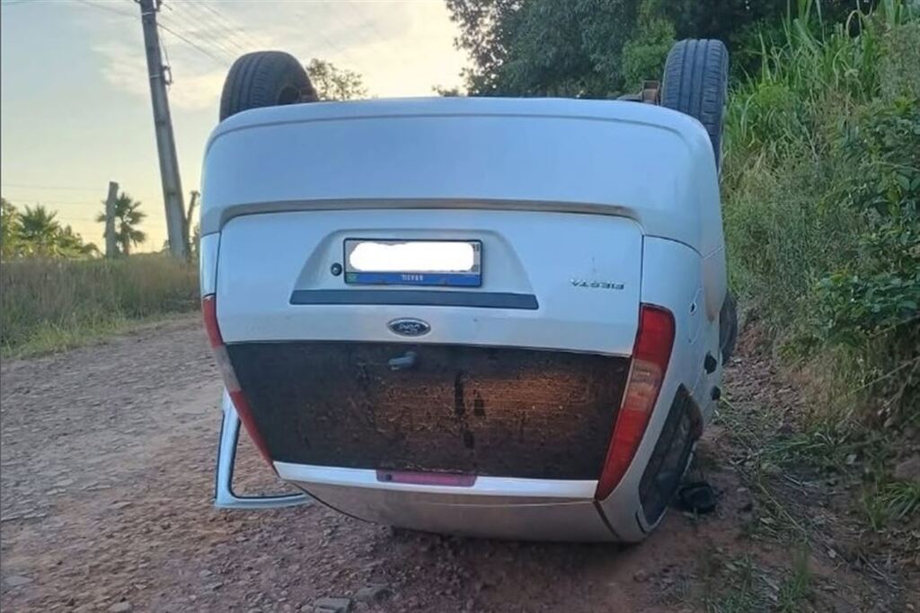 Condutora fica ferida após capotar veículo em estrada no interior da Quarta Colônia