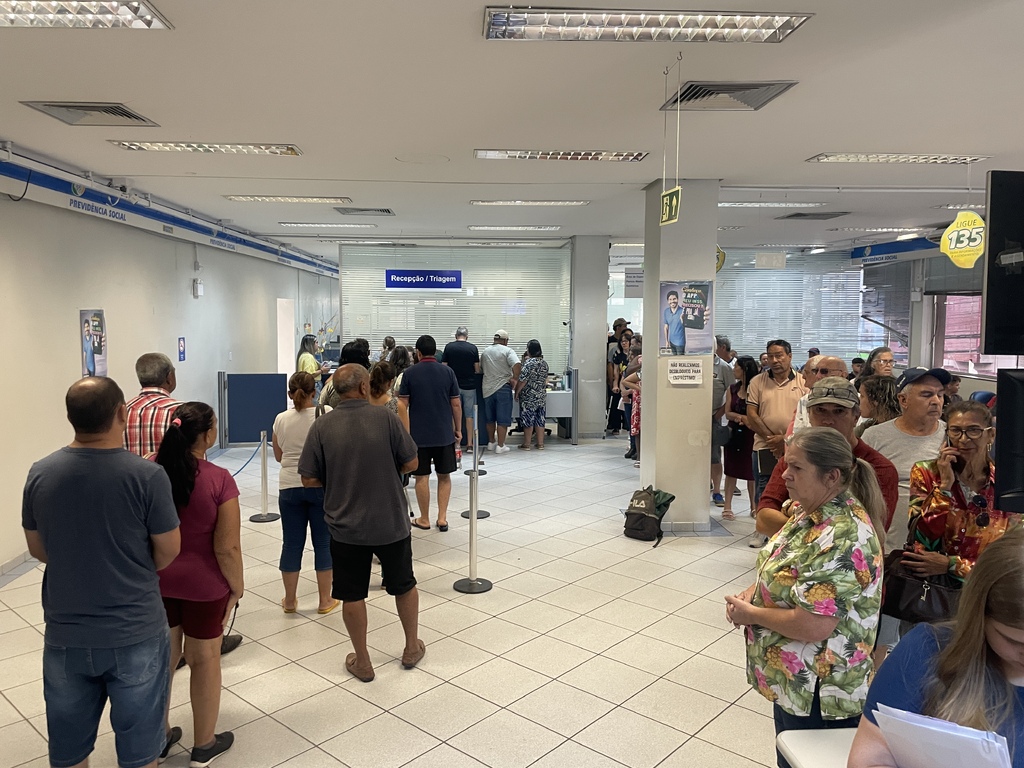 INSS retoma atendimento com sistemas normalizados e longa fila em Santa Maria